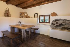 a dining room with a wooden table and a window at Casa Vacanza Ca' de l'elmo in Castello dellʼAcqua