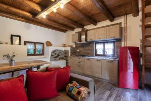 a kitchen with a couch and a table in a room at Casa Vacanza Ca' de l'elmo in Castello dellʼAcqua