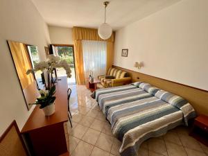 米薩諾阿德里亞蒂科的住宿－Hotel Ca' Bianca da Paolino，一间卧室设有一张床和一间客厅。