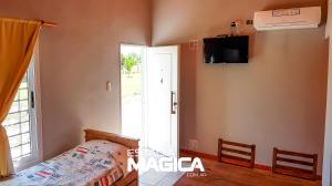 1 dormitorio con cama y ventana en Cabañas en Cuadro Nacional en San Rafael