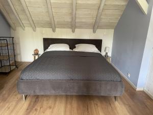 een groot bed met 2 kussens in een slaapkamer bij B&B Woudzicht in Oudeschoot