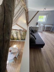 een kamer met een bed, een tafel en een boom bij B&B Woudzicht in Oudeschoot