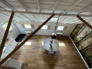 een uitzicht op een kamer met een tafel bij B&B Woudzicht in Oudeschoot