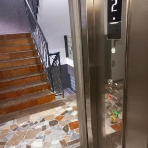 una puerta del ascensor con un montón de zapatos en el suelo en Apartment Aria en Travnik