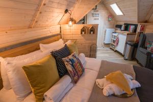 een woonkamer met een bank in een hut bij Punch Tree Cabins Couples Outdoor Bath in Carluke