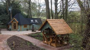 Gallery image of Punch Tree Cabins Couples Outdoor Bath in Carluke