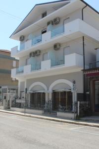 een wit gebouw aan de kant van een straat bij Hotel Solaris in Giulianova