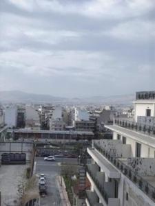 een uitzicht op de stad vanaf de top van een gebouw bij Enjoy the silence and view in Athene