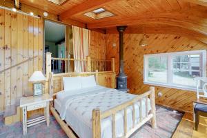 Un pat sau paturi într-o cameră la Bluebell Lake Retreat