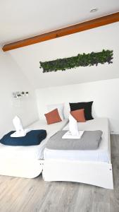 梅尼爾阿梅羅的住宿－COSY CHAMBRE CHEZ HABITANT 5mn Aéroport Roissy CDG，两张睡床彼此相邻,位于一个房间里