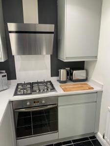 uma cozinha com um fogão e uma bancada em Headingley Excellent 1 bedroom apartment em Leeds