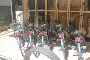 un gruppo di biciclette parcheggiate di fronte a un edificio di Hotel Solaris a Giulianova Altre 17 foto