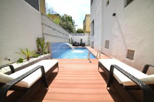 a courtyard with benches and a swimming pool at magnifique appartement de 250m2 dans villa avec piscine in Fès