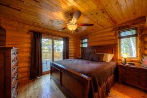a bedroom with a bed in a log cabin at Black Diamond Lodge in Lead
