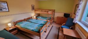 Poschodová posteľ alebo postele v izbe v ubytovaní Chalupa u Miškov