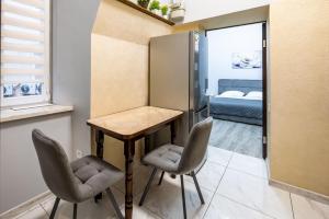 une petite chambre avec une table et deux chaises dans l'établissement Apartments Galitskaya street, à Lviv