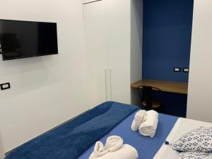 カステッランマーレ・ディ・スタービアにあるLe Perleのタオルが敷かれたベッドのある寝室