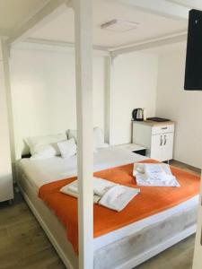 una camera da letto con un letto con due asciugamani sopra di Guest House Ratko a Rafailovici