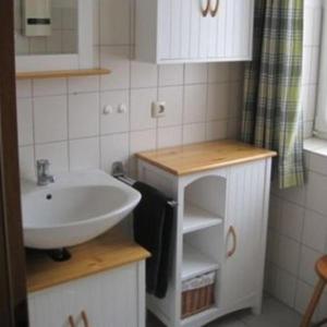 A bathroom at Ferienwohnung-Feldblick
