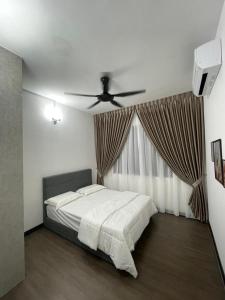 a bedroom with a bed and a ceiling fan at D’Impiana Homestay @Vista Bangi in Kajang