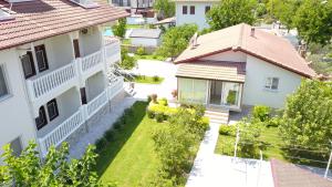 - une vue aérienne sur une maison avec une cour dans l'établissement Casablanca Hotel, à Dalyan