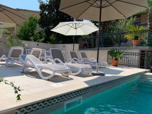 Bazén v ubytování Grand Pool Apartment Ika-Opatija nebo v jeho okolí