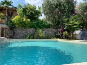 Bazén v ubytování Grand Pool Apartment Ika-Opatija nebo v jeho okolí