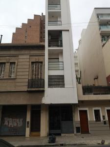 un edificio de apartamentos con balcones en una calle de la ciudad en AYACUCHO APART. en Córdoba