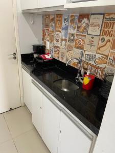 eine Küche mit einer Spüle und einer Arbeitsplatte in der Unterkunft O paraíso em um flat à beira-mar de Carneiros in Tamandaré