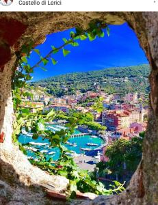 ラ・スペツィアにあるAppunti Di Viaggio Guesthouseの窓から市街の景色を望めます。