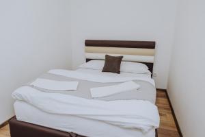 Łóżko lub łóżka w pokoju w obiekcie Planinsko srce