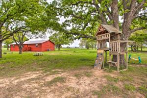 Um jardim no exterior de Emory Escape with Pond Access Less Than 13 Mi to Lake!