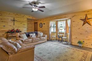 Uma área de estar em Emory Escape with Pond Access Less Than 13 Mi to Lake!