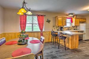 A cozinha ou kitchenette de Emory Escape with Pond Access Less Than 13 Mi to Lake!