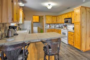 A cozinha ou kitchenette de Emory Escape with Pond Access Less Than 13 Mi to Lake!