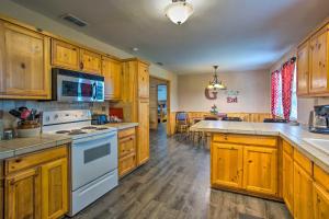 A cozinha ou kitchenette de Emory Escape with Pond Access Less Than 13 Mi to Lake!
