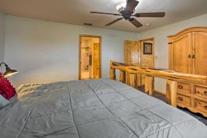 Uma cama ou camas num quarto em Emory Escape with Pond Access Less Than 13 Mi to Lake!