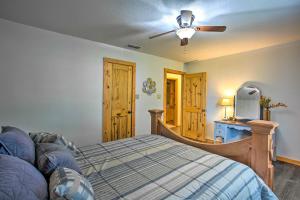 Uma cama ou camas num quarto em Emory Escape with Pond Access Less Than 13 Mi to Lake!