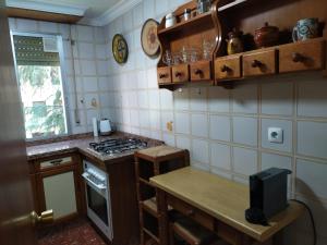 uma cozinha com um fogão e uma bancada em Céntrico apartamento junto al casco histórico em Córdoba