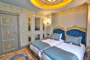Postel nebo postele na pokoji v ubytování REAL KiNG SUiTE HOTEL