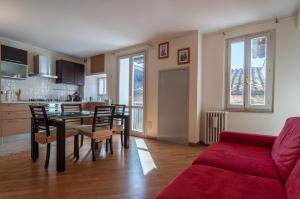 cocina y sala de estar con mesa y sillas en Residenza Perusia en Perugia