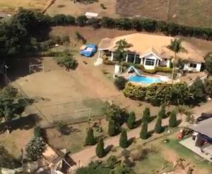 una vista aérea de una casa con piscina en Magnífica casa de campo, próxima a São Paulo!!, en Santana de Parnaíba