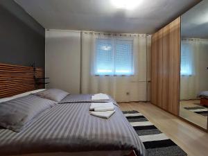 Posteľ alebo postele v izbe v ubytovaní Urban Nest, sunny apartment 4 stars Rijeka