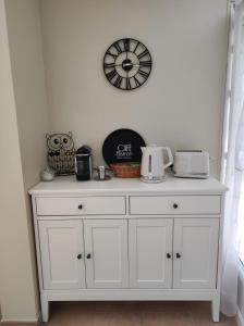 Set per la preparazione di tè e caffè presso GITE AUX 4 SAISONS DU COLORADO PROVENÇAL - 3 ÉTOILES - Rustrel
