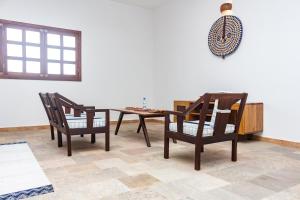 uma sala de jantar com uma mesa e duas cadeiras em Hotel Otsunami em Lomé