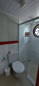 イリャベラにあるRecanto das Carpasのバスルーム(トイレ、ガラス張りのシャワー付)