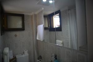 bagno con servizi igienici, finestra e specchio di KALITHEA VIEW a Salonicco
