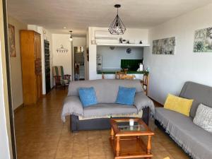sala de estar con sofá y mesa en EL PARAISO Piscina y Vistas a la costa, en Mijas