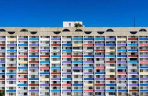 Flat Particular Hotel Saint Paul في برازيليا: مبنى به شرفات ملونة على جانبه
