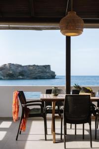 stół i krzesła z widokiem na ocean w obiekcie Beach front apartment with swimming pool w mieście Ligaria